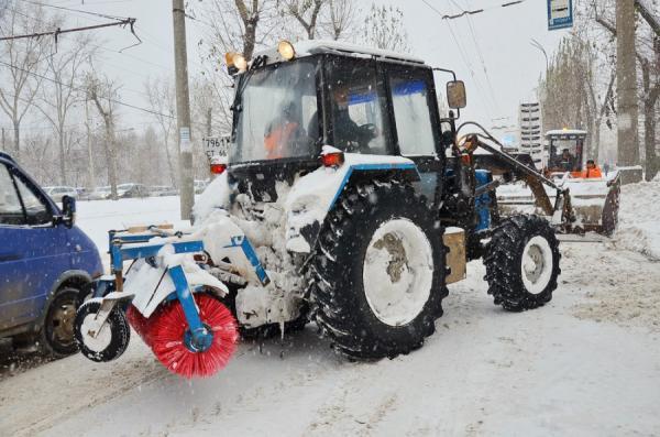 Уборка территории трактором у м. Авиамоторная